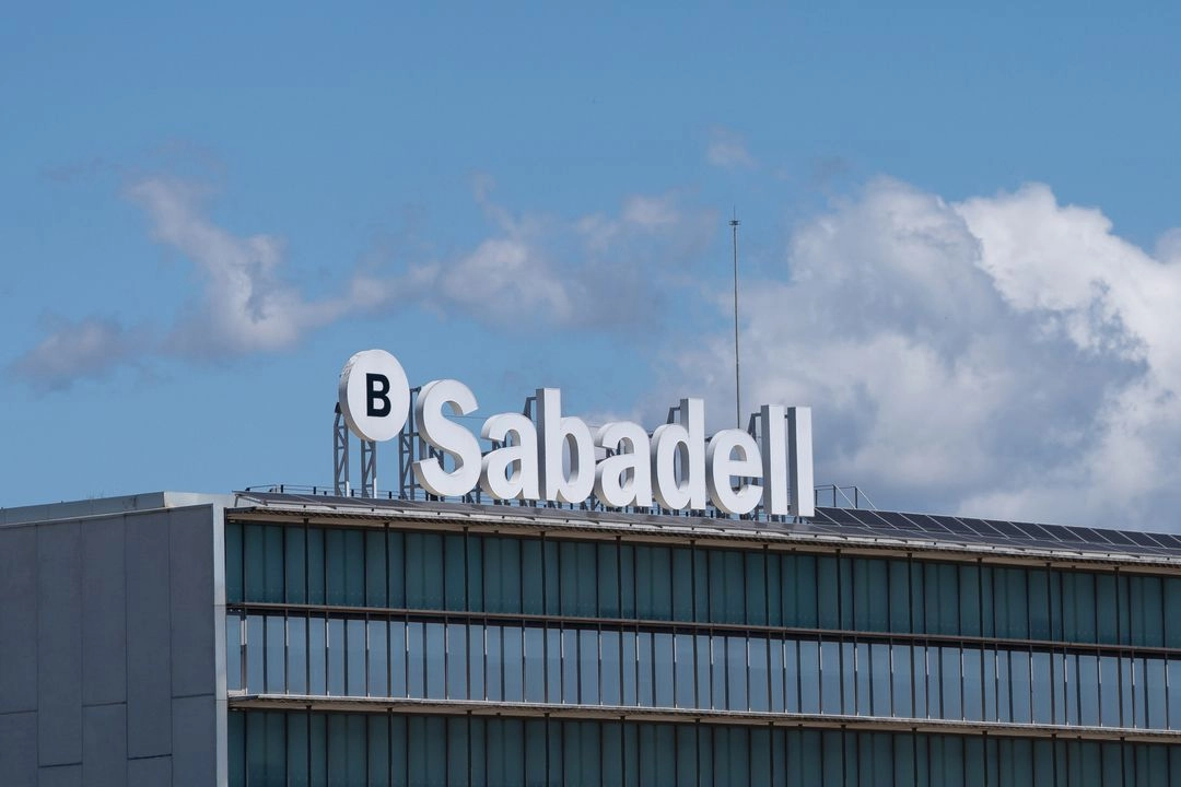 Exterior de la sede de Banco Sabadell, en Barcelona, España.