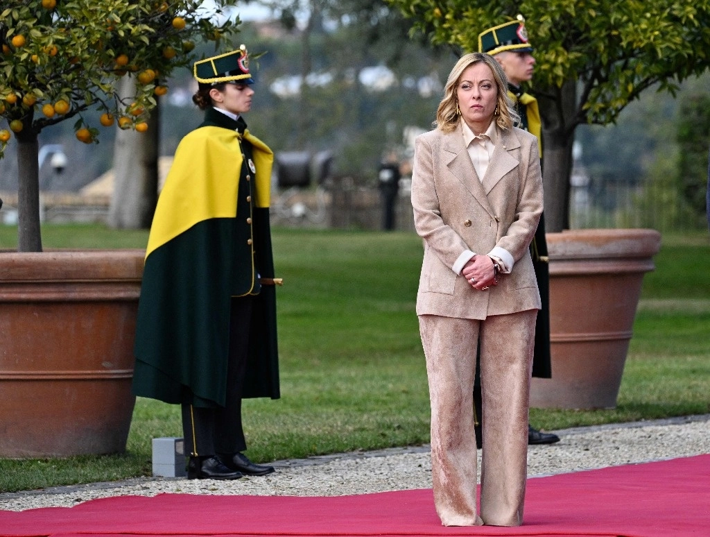 La primera ministra de Italia, Giorgia Meloni, espera la llegada del rey Felipe VI de España y su esposa, la reina Letizia, antes de su reunión en Villa Doria Pamphilj en Roma el 11 de diciembre de 2024. Foto Afp 