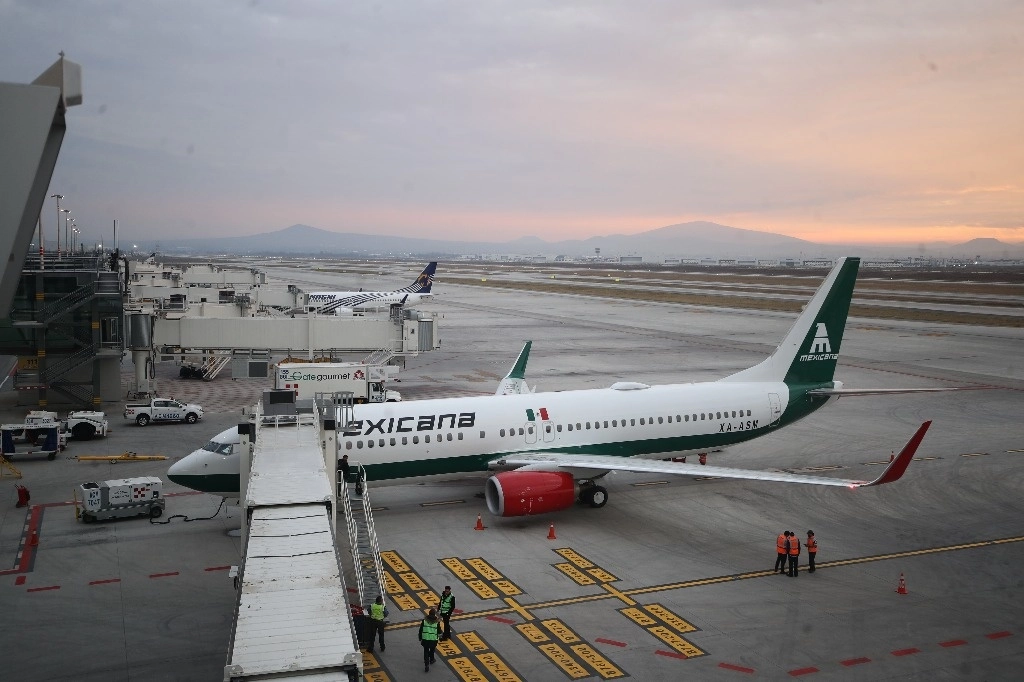 Aeronave de Mexicana de Aviación en una de las pistas del AIFA. Foto Yazmín Ortega