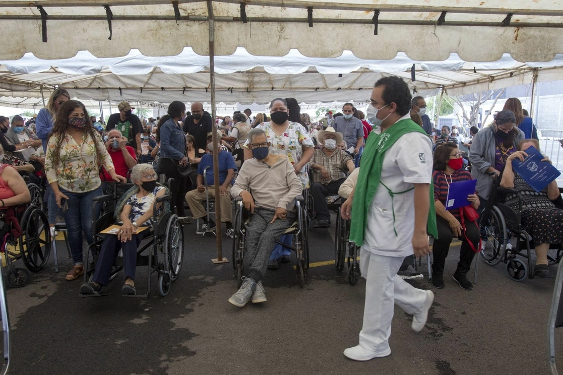 Un grupo de adultos mayores aguardan que se les aplique la vacuna contra Covid 19 en el municipio de San Nicolás de los Garza, perteneciente al área metropolitana de Monterrey, el 5 de abril de 2021. Foto Cuartoscuro

