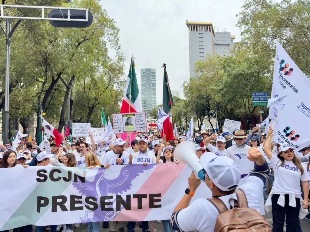 Integrantes de la organización ‘Justicia Libre’, la JUFED y otros colectivos llegan al Senado de al República tras marchar desde el Hemiciclo a Juárez, en la Ciudad de México, el 8 de septiembre del 2024. Foto Roberto García Ortiz ‘La Jornada’