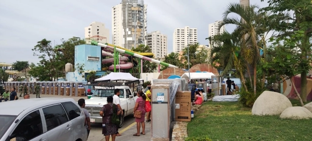 Entrega de enseres domésticos a habitantes de la colonia Icacos de Acapulco, Guerrero, que fueron afectados por el huracán ‘Otis’. Foto Héctor Briseño