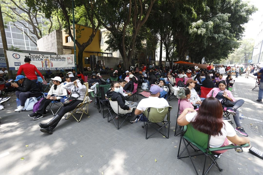 Maestros de la CNTE se manifiestan frente a las oficinas de la Unidad del Programa IMSS – Bienestar en la Ciudad de México, el 27 de mayo de 2025. Foto Germán Canseco