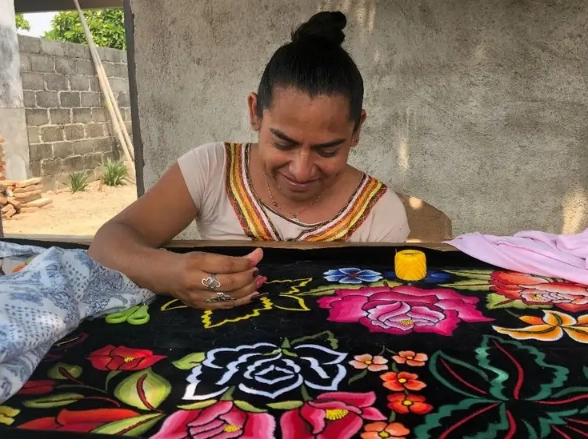 Artesanas muxes laboran trajes tradicionales de la zona del Istmo de Tehuantepec. Foto Diana Manzo /Archivo