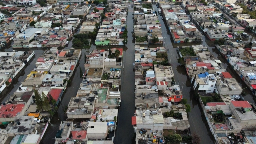 Al menos desde hace quince días varias colonias de la zona de Chalco se encuentran inundadas a raíz de las fuertes lluvias. Foto Cuartoscuro / archivo 