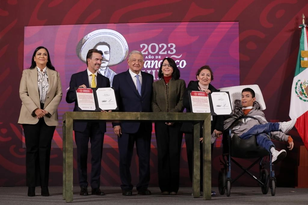 El activista Daniel Robles es testigo de honor en la firma de convenio entre la fundación Teletón y la Secretaría de Bienestar, durante la conferencia de prensa matutina del presidente Andrés Manuel López Obrador, en Palacio Nacional, en la Ciudad de México, el 20 de octubre de 2023. Foto Pablo Ramos