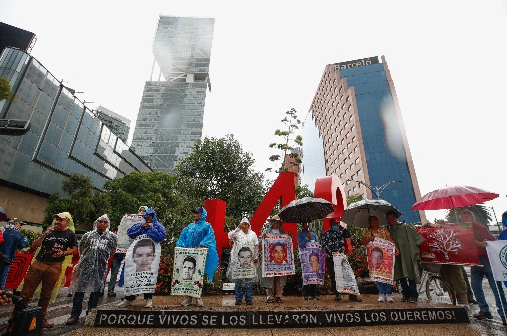 Padres de los 43 normalistas de Ayotzinapa durante el mitin en el Antimonumento ubicado en Paseo de la Reforma. Foto Víctor Camacho