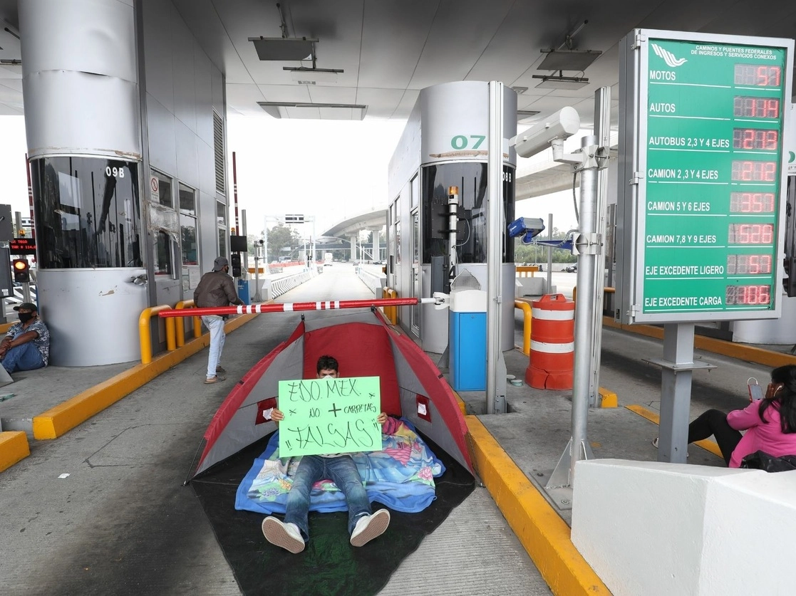 Toma de caseta de cobro en la autopista México-Cuernavaca. Foto Luis Castillo / Archivo 