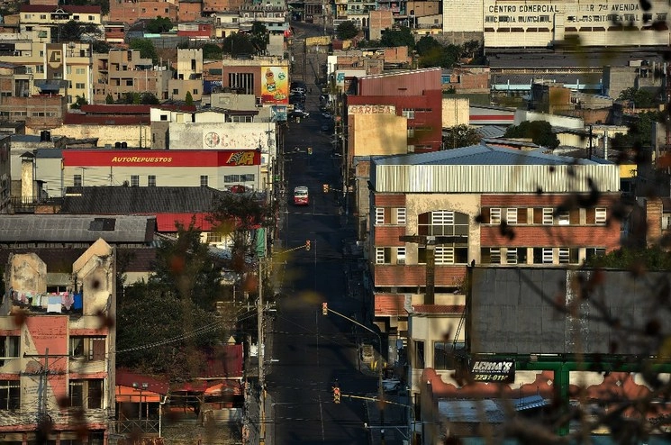 Así se vio una de las avenidas más importantes de Comayaguela, Honduras, el 2 de abril pasado, por el Covid-19. Foto Afp