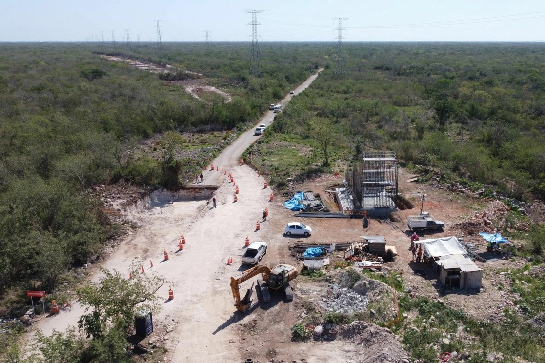 Construcción del Tren Maya en las inmediaciones de la comisaría meridana de Tadzibichen y en la zona sur poniente de la reserva de Cuxtal. Foto Cuartoscuro / Archivo