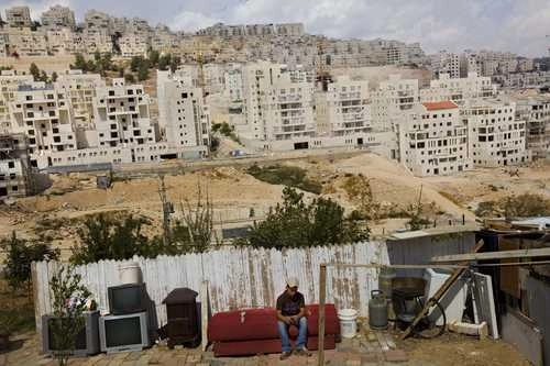 En imagen de 2009, un niño palestino en el patio de su casa, cuyo espacio se redujo debido a un desarrollo de vivienda en el barrio judío de Har Homa, en Jerusalén. Foto Ap