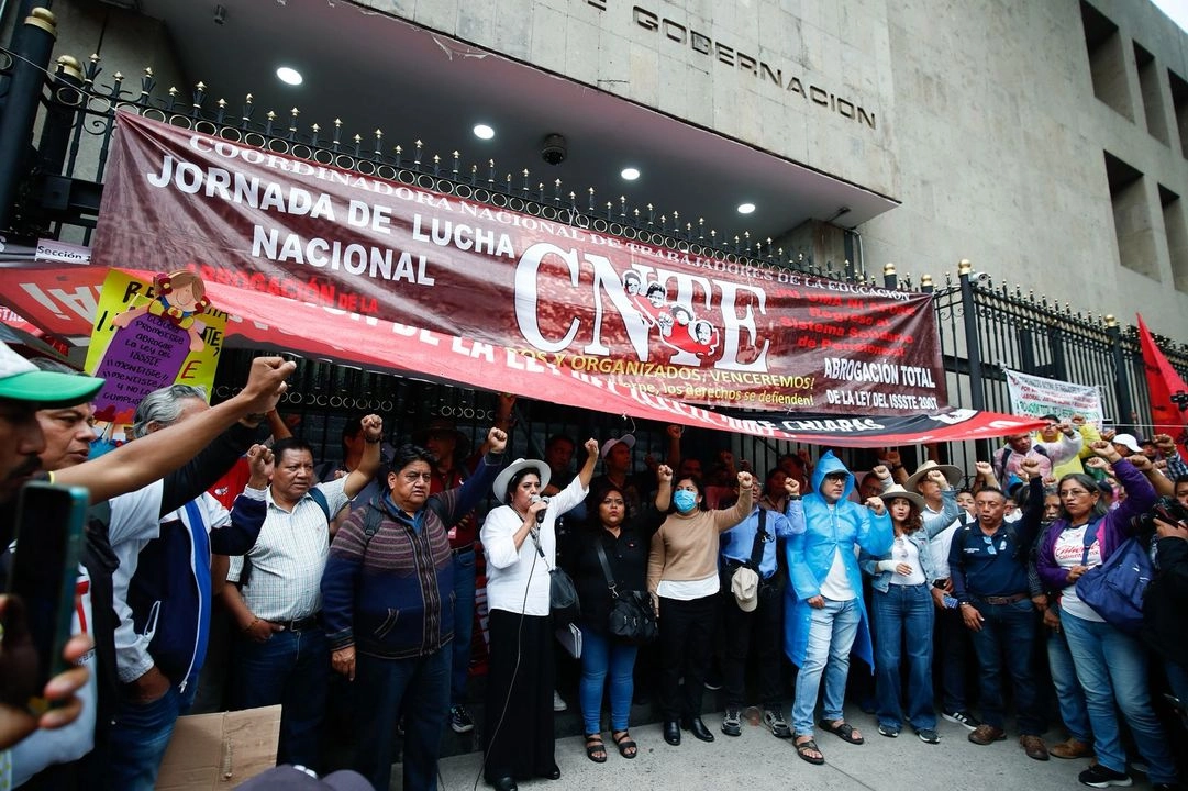 Integrantes de la CNTE a su salida de la reunión con autoridades del gobierno federal. Foto 