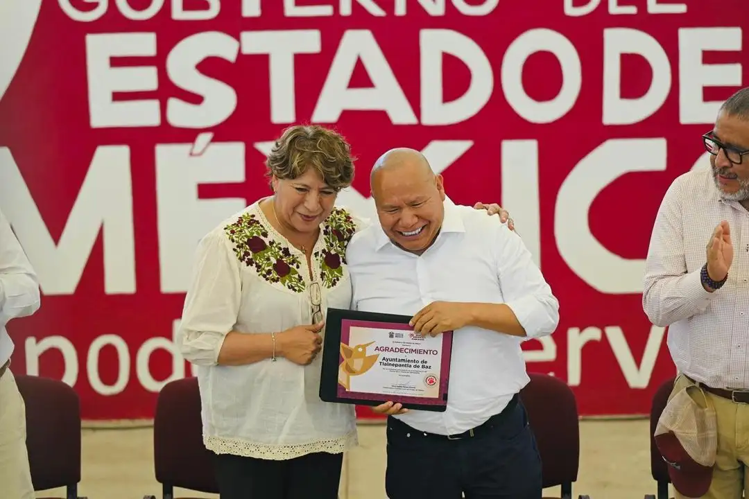 La gobernadora, Delfina Gómez y el alcalde Raciel Pérez durante la entrega de las obras. Foto