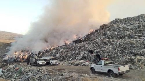 El incendio en el relleno sanitario del barrio Flores Magón cumplió 15 días activo. Foto La Jornada