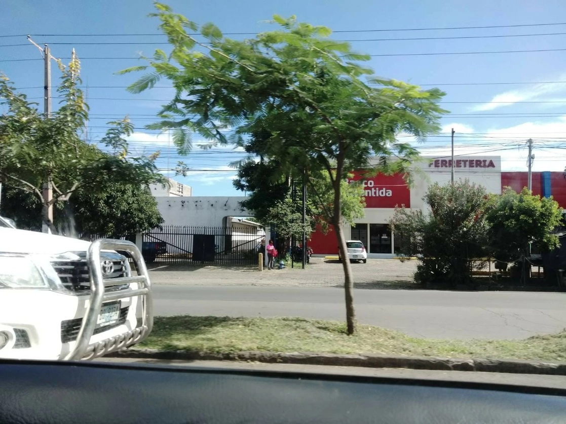 El edificio del diario La Prensa (izq.), sin el rótulo característico tras su apropiación por el régimen de Daniel Ortega. Foto tomada de Twitter @laprensa.