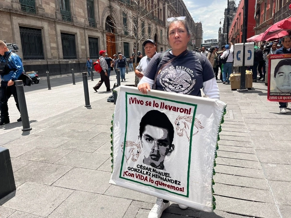 Familiares de los 43 normalistas de Ayotzinapa previo a la reunión con el presidente López Obrador en Palacio Nacional. Foto Luis Castillo