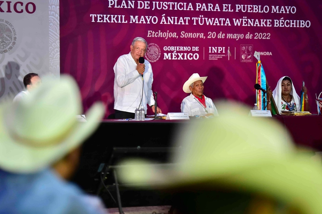 El presidente Andrés Manuel López Obrador (c,izq) durante la presentación del Plan de justicia para el pueblo mayo. Foto Presidencia