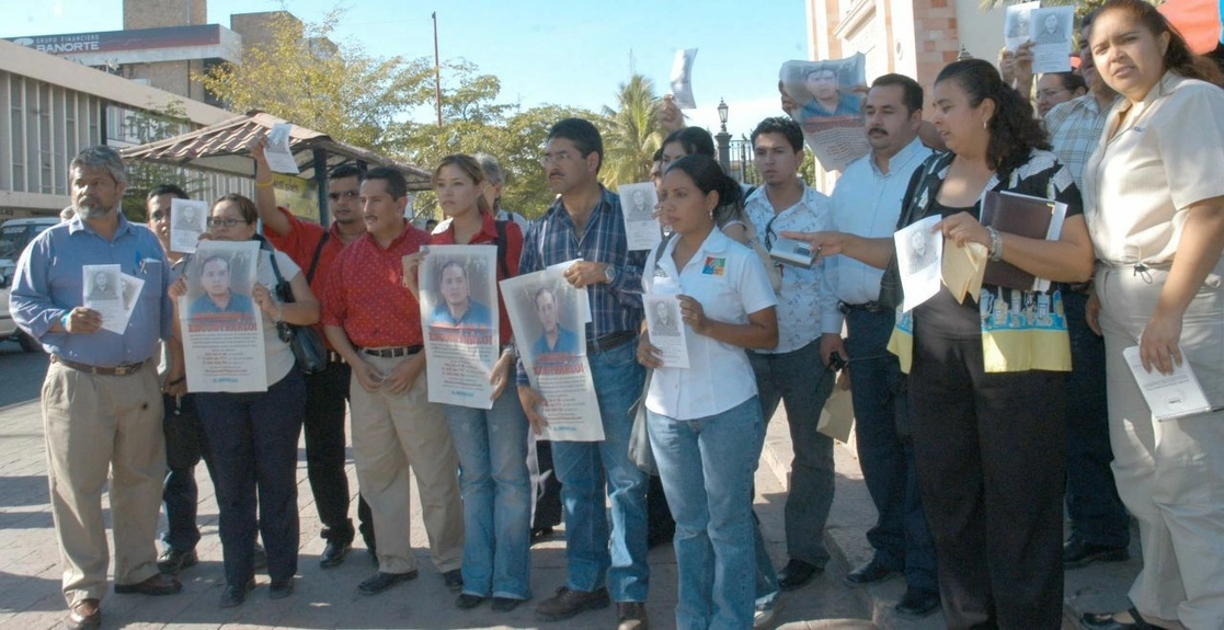Periodistas de los diferentes medios de comunicación se manifestaron por la desaparición del reportero de 'El Imparcial', Alfredo Jiménez Mota. Foto Cuartoscuro / Archivo