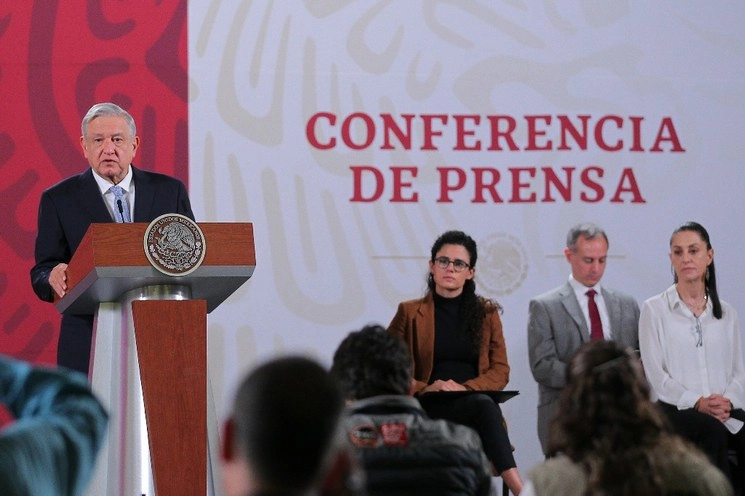 El presidente López Obrador, al frente de la conferencia matutina. Al fondo, la secretaria del Trabajo, Luisa María Alcalde; el subsecretario de Salud, Hugo López-Gatell y la jefa de Gobierno, Claudia Sheinbaum. Foto Notimex