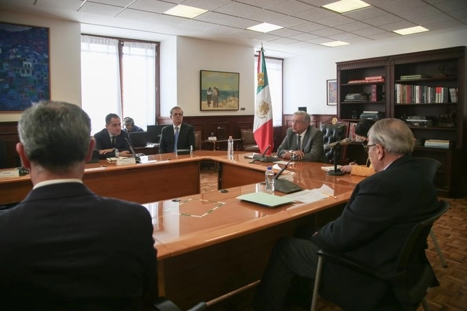 El presidente Andrés Manuel López Obrador e integrantes del Gabinete durante la conversación con el director ejecutivo global de Pfizer. Foto tomada de la cuenta de Twitter @lopezobrador_