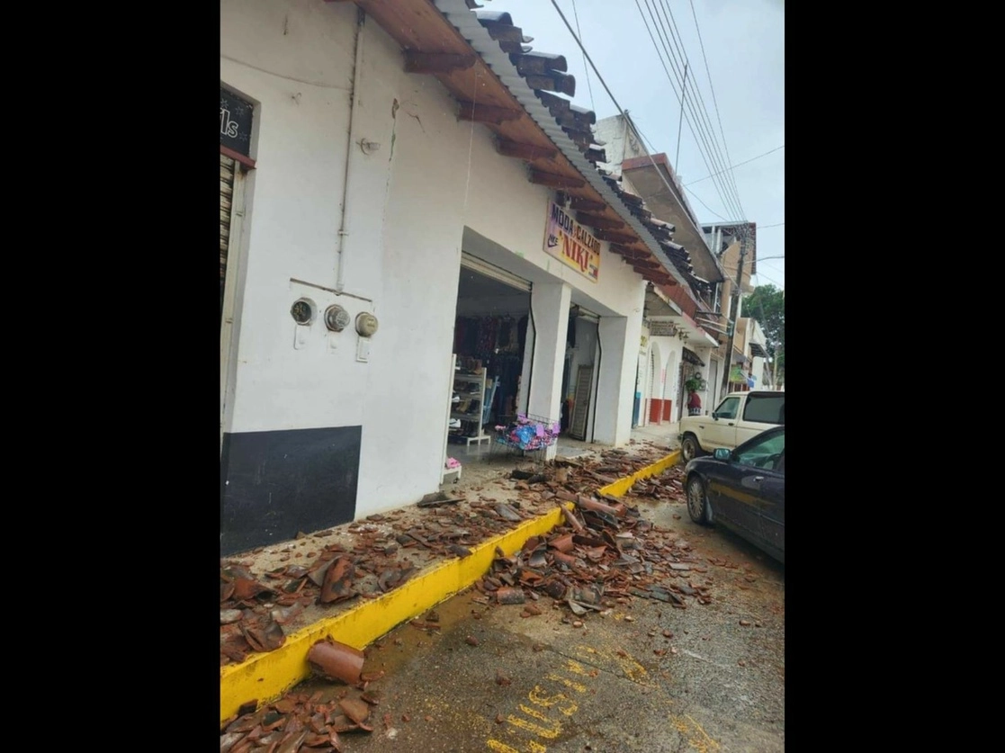 Además de planteles educativos, diversos centros de salud se vieron afectados en Michoacán por el sismo del pasado 19 de septiembre. En la imagen, daños en negocios en Coalcomán, Michoacán. Foto ‘La Jornada’ / Archivo
