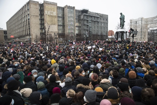 Miles de personas salieron a calles de Moscú y de otras ciudades rusas para manifestarse en contra de la detención del opositor, Aleksei Navalny. Foto Ap
