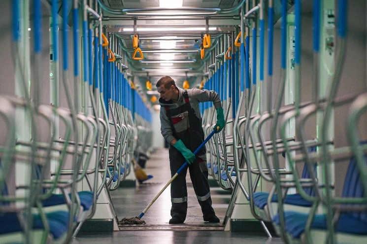 Un trabajador del Metro de Moscú realiza trabajos de desinfección en un vagón. Foto Xinhua