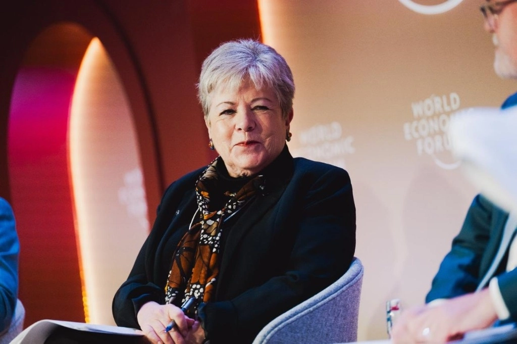 La titular de Semarnat, Alicia Bárcena durante su participación en el panel “Nuevo acuerdo sobre plásticos: ¿Qué se necesita?”, en el marco del WEF. Foto tomada de la cueta de X @SEMARNAT_mx