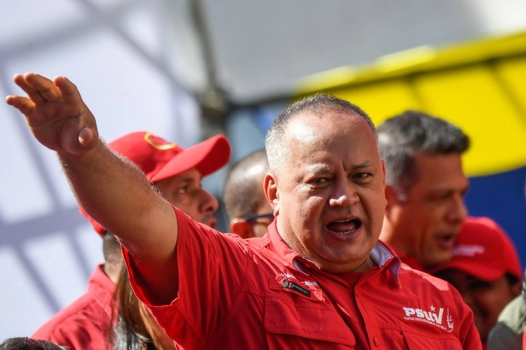 Según Cabello, la evidencia de que se trata de una farsa sería la reacción de Guaidó ante la presencia de un hombre armado cerca de él. Foto Afp