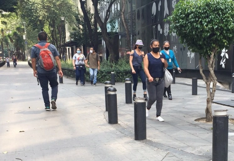 Personas caminan por calles de la CDMX este 21 de mayo de 2020. Foto Guillermo Sologuren