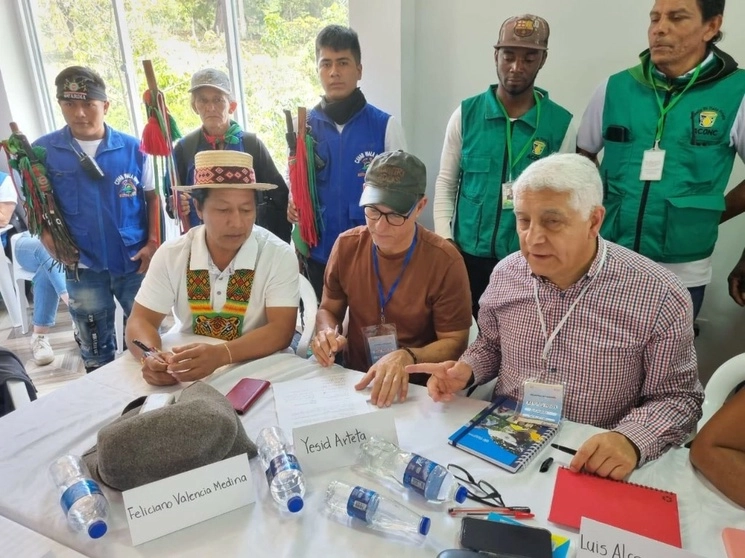De izquierda a derecha, el dirigente indígena Feliciano Valencia, el ex guerrillero Yezid Arteta y el coronel en retiro Luis Novoa, durante la firma del acuerdo.Foto cortesía de la Delegación de Paz del gobierno colombiano