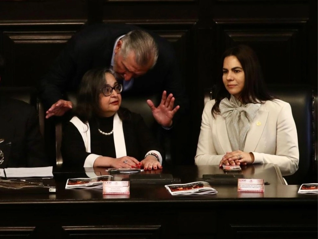 El legislador Adán Augusto López saluda a la ministra presidenta de la SCJN, Norma Piña, durante la sesión solemne en conmemoración del Bicentenario de la Instauración del Senado de la República, en el recinto de Xicoténcatl, en la Ciudad de México, el 8 de octubre de 2024. Foto Yazmín Ortega Cortés