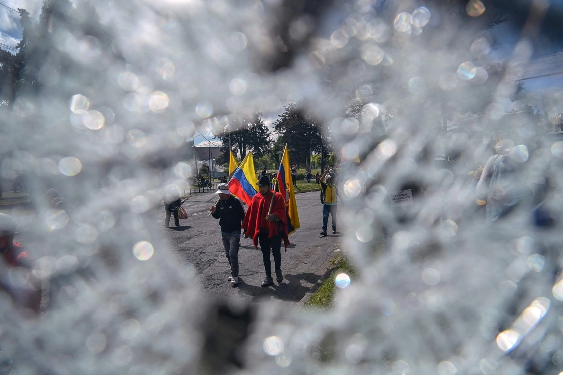 Manifestantes marchan en Quito, en el marco de protestas lideradas por indígenas contra el alto costo de vida en Ecuador, el pasado 30 de junio. Foto Afp