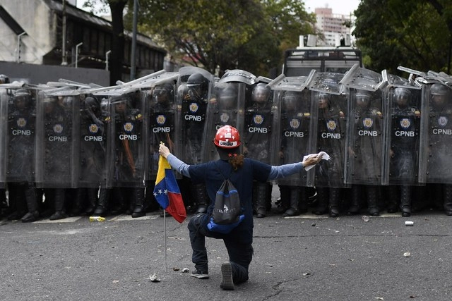 El oficialismo y la oposición encabezada por su líder, Juan Guaidó, marchan en Caracas, esta vez hacia un mismo destino: la sede de la Asamblea Nacional. Foto Ap