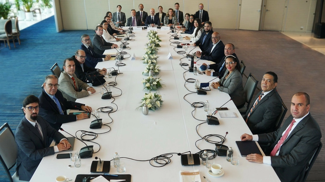 Delegaciones del gobierno y oposición venezolana durante la mesa de trabajo este 6 de septiembre de 2021. Foto tomada de la cuenta de Twitter @NorwayMFA