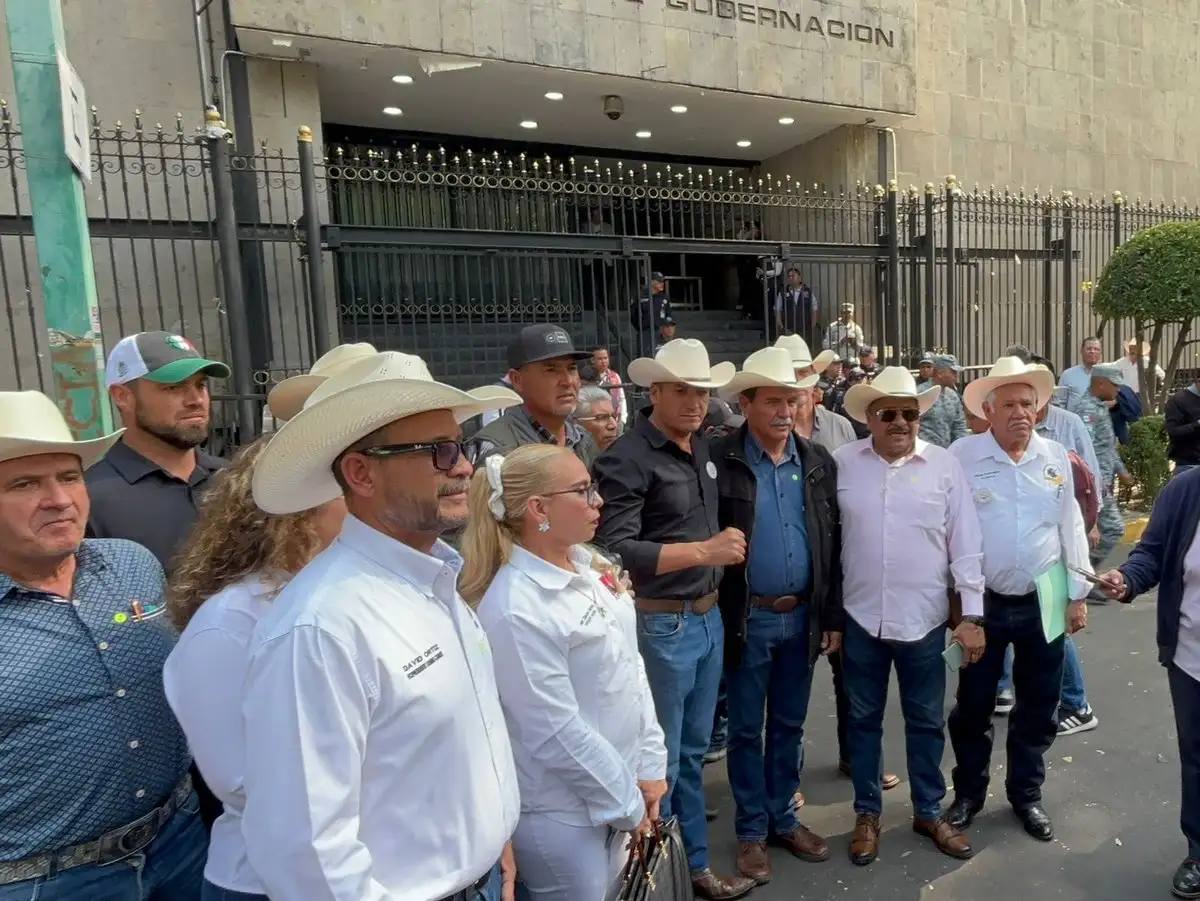 Líderes transportistas al entrar a la mesa de diálogo en la Secretaría de Gobernación. Foto