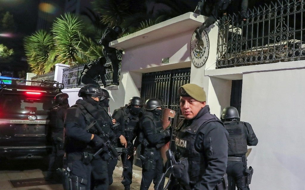 Agentes irrumpieron en la embajada de México en Quito, el 5 de abril de 2024. Foto Ap