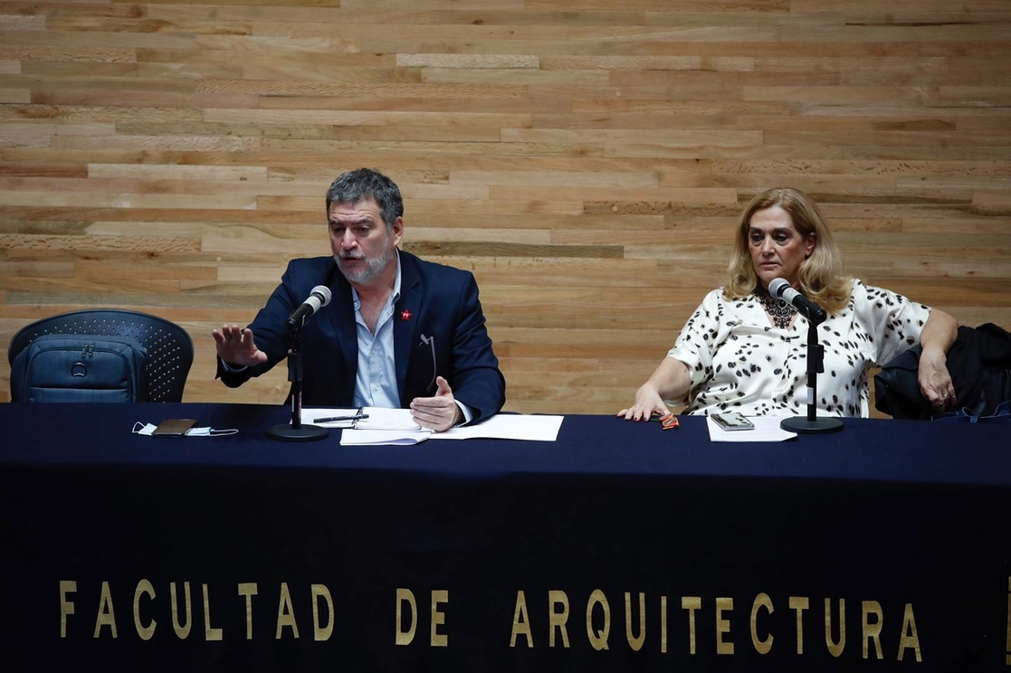 El ex secretario ejecutivo de CLACSO de Argentina, Pablo Gentili, y la directora ejecutiva del organismo, Fernanda Gil Lozano, ayer durante su participación en el panel “Presente y futuro de los Derechos Humanos en América Latina y el Caribe”, en el marco de la novena Conferencia Latinoamericana y Caribeña de Ciencias Sociales UNAM / CLACSO. Foto Cristina Rodríguez