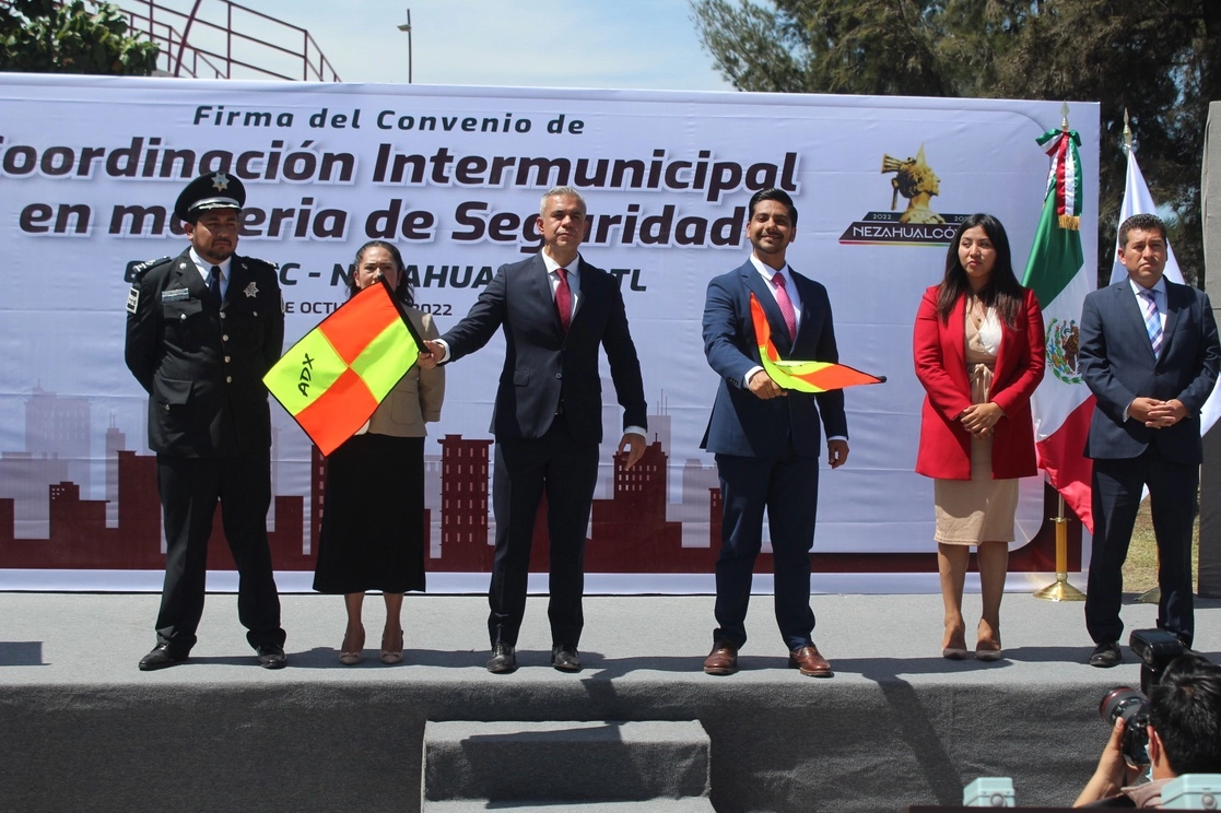 Autoridades de Ecatepec y Nezahualcóyotl en la firma del convenio de  Coordinación Intermunicipal en materia de seguridad pública. Foto Javier Salinas Cesáreo 