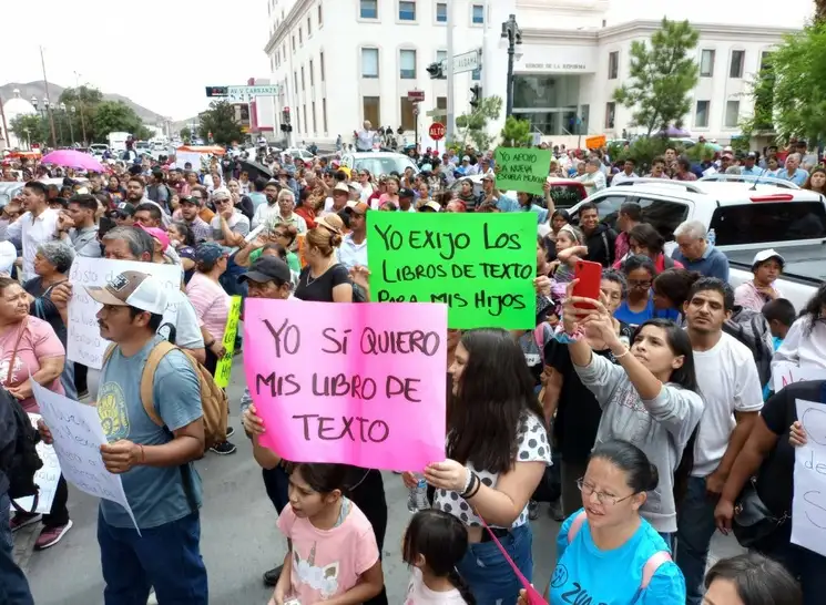 Más de cuatro mil personas se manifestaron frente al palacio de gobierno en apoyo a los textos oficiales y contra la controversia constitucional que interpuso la gobernadora panista María Eugenia Campos, la cual impide la distribución de los volúmenes. en la movilización participaron profesores, padres de familia, alumnos y legisladores de Morena. Foto Gustavo Ramos