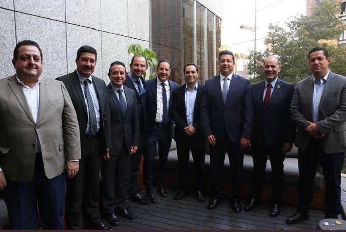 Gobernadores panistas tras una reunión con el presidente nacional del partido, Marko Cortés, cuarto de izquierda a derecha, en imagen de archivo. Foto Twitter @GOAN_MX