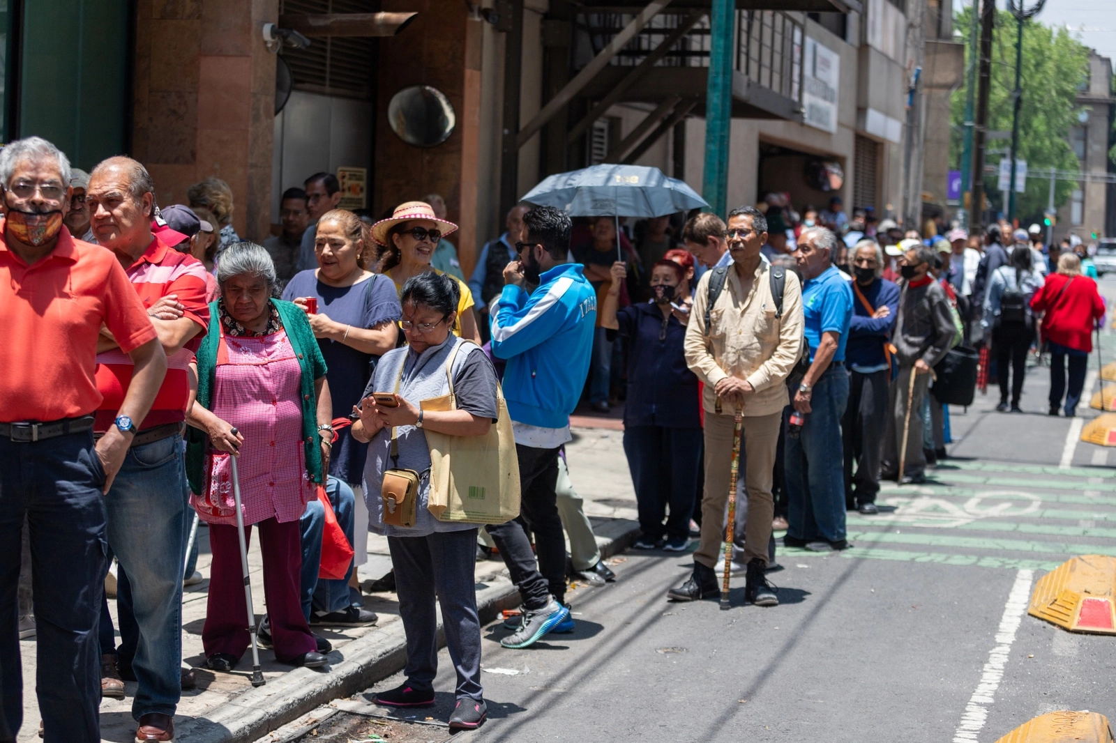 El Inegi estimó que durante 2022, los gobiernos estatales y locales contribuyeron al producto interno bruto (PIB) del total de la economía mexicana con un valor agregado bruto de 1.54 billones de pesos corrientes, de los cuales el 14.6 por ciento se refiere a los servicios de salud y de asistencia social. En la imagen, adultos mayores aguardan realizar trámites para el programa de Bienestar. Foto Pablo Ramos / Archivo