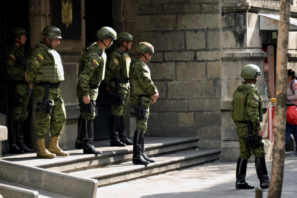 Militares retoman el control en las calles de Guayaquil. Foto Afp