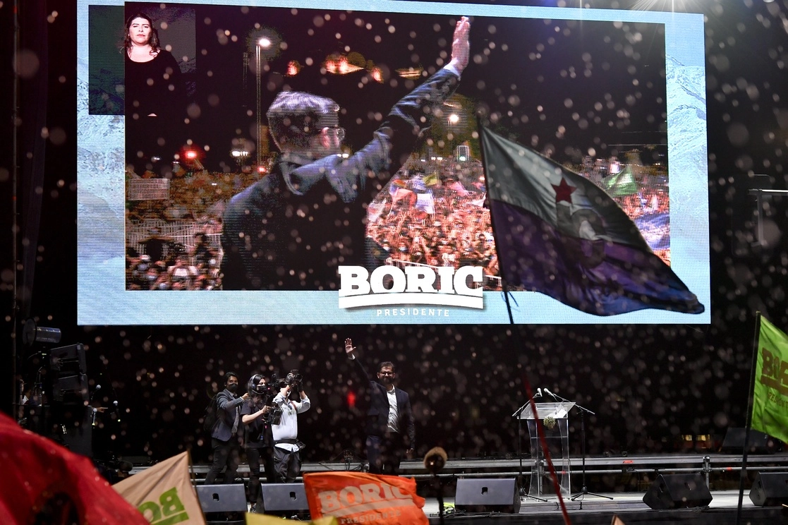 Gabriel Boric saluda a sus votantes. Foto Ap