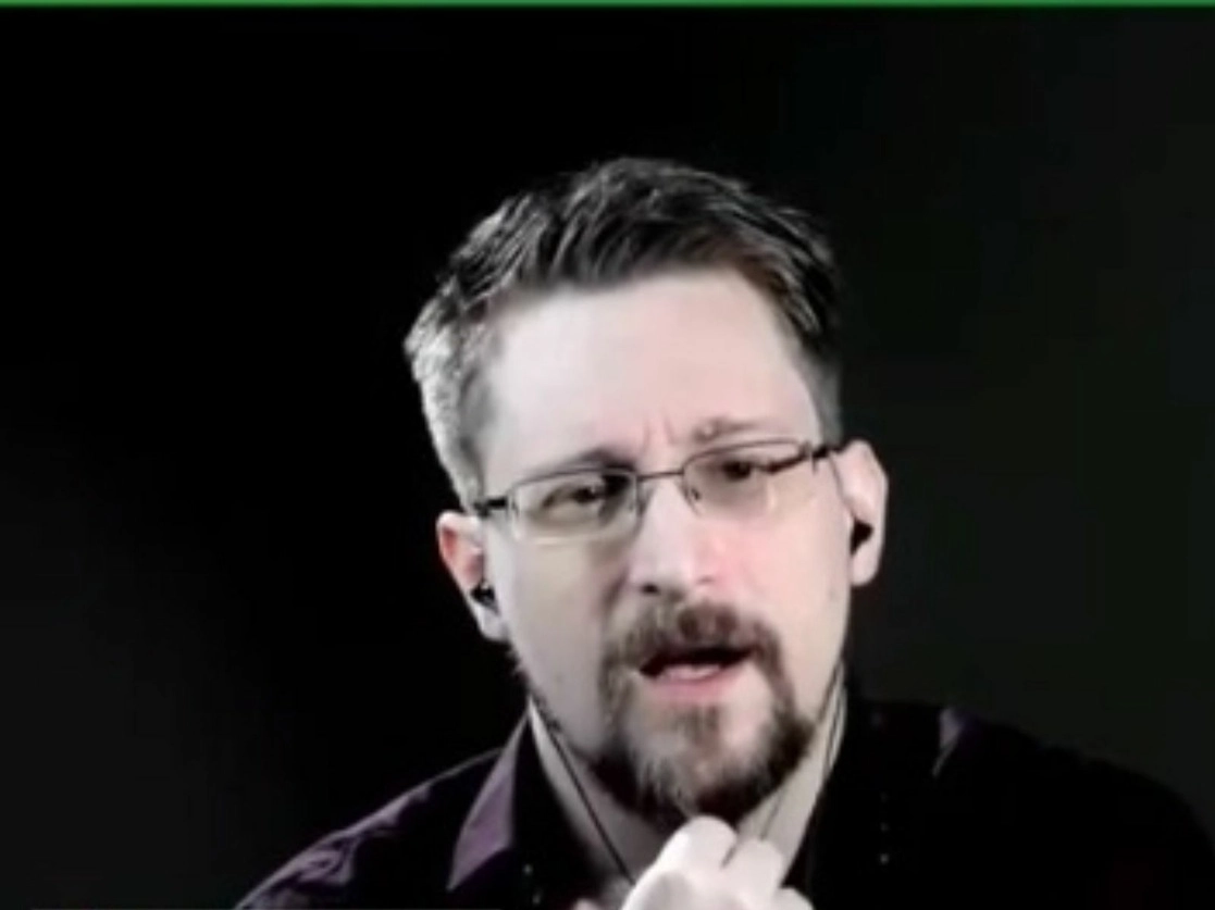 Las grandes compañías y los gobiernos nos monitorean y vigilan cada día las 24 horas, sólo por el hecho de tener encendidos nuestros teléfonos celulares, advirtió Edward Snowden. Imagen tomada de la transmisión de vivo a través del canal de YouTube de Talent Republic TV 