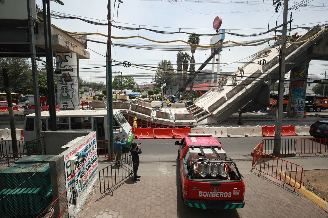 Remoción de escombros en la parte colapsada de la L12 del Metro. Foto Luis Castillo / Archivo