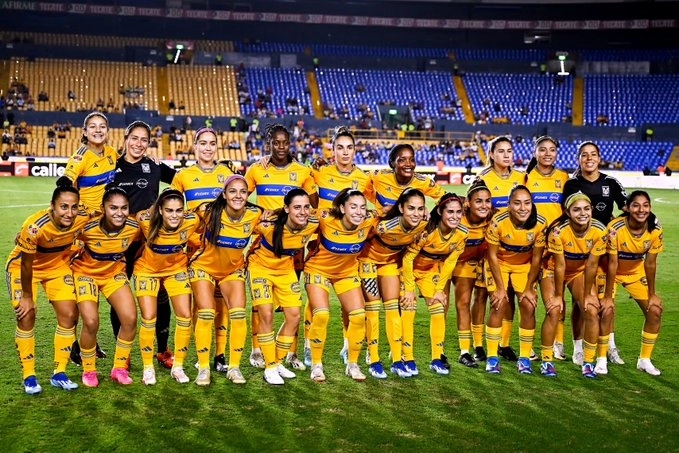 Jugadoras de Tigres Femenil previo al arranque del juego. Foto tomada de la cuenta de X @TigresFemenil