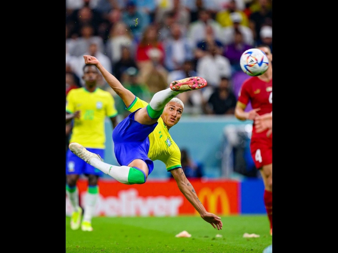El jugador brasileño Richarlison se consagró con una antológica anotación de tijera ante Serbia. De espaldas a la portería, giró y se elevó para rematar en el aire. Foto tomada de Facebook