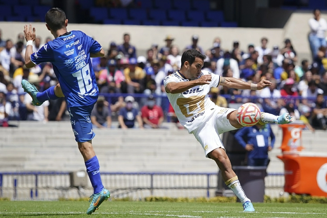 El ex jugador de Cruz Azul prendió el balón con tino y potencia. Foto cortesía Pumas



