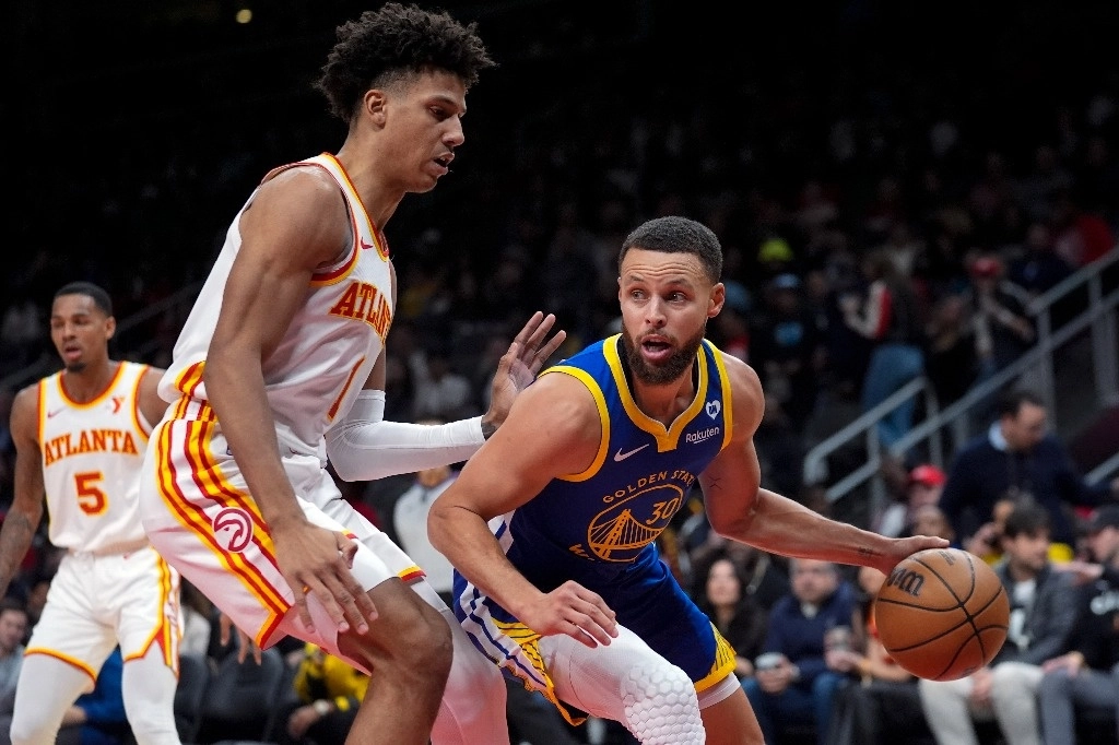Stephen Curry logró 60 puntos, su mejor marca de la temporada; sin embargo, no logró evitar la derrota de su equipo, Golden State, este sábado por 141-134 en tiempo extra ante Atlanta. Foto Ap.